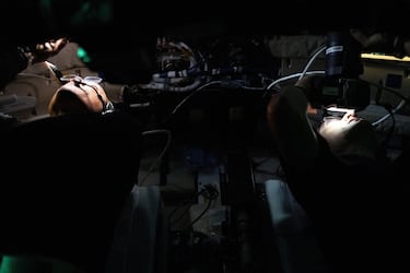 Los astronautas de la NASA Victor Glover y Christina Koch recopilan imágenes y observaciones durante el sobrevuelo de la Luna por la misión Artemis II.