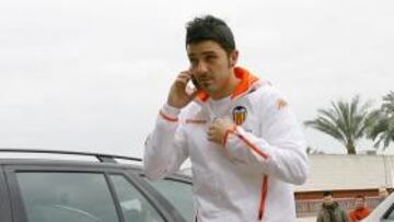 <b>FASTIDIADO. </b>Villa llegó con un rostro serio a la Ciudad Deportiva.