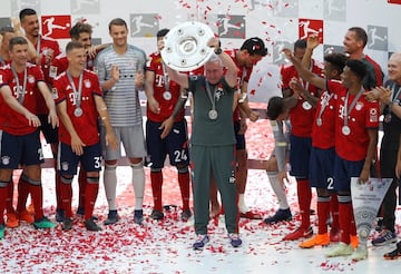 Con trofeo y cerveza en mano Bayern y James celebran el título