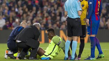 Kameni atendido en el Camp Nou. 