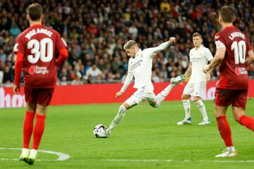 Valverde arma la diestra ante el Sevilla en el Santiago Bernabéu.