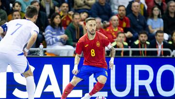 Rivillos conduce un balón delante de un contrario.