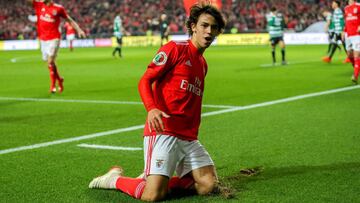 Joao Felix de Benfica celebra un gol ante el Sporting, durante el partido de ida por la semifinal de la Copa Portuguesa, este mi&eacute;rcoles en el Estadio Luz de Lisboa.