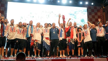 Zagreb (Croatia), 16/07/2018.- Members of the Croatian national soccer team celebrate together with their supporters on their arrival in Zagreb, Croatia, 16 July 2018. Croatian fans have welcomed the Croatian national team who ended up in second place to France after the final soccer match at the World Cup 2018 in Russia on 15 July 2018. (Croacia, Mundial de F&uacute;tbol, Rusia, Francia) EFE/EPA/ANTONIO BAT