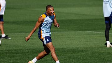 MADRID, 13/09/2024.- El delantero francés del Real Madrid Kylian Mbappé durante el entrenamiento realizado este viernes en la Ciudad Deportiva de Valdebebas para preparar el partido de la 5ª jornada de Liga que el equipo disputa mañana ante la Real Sociedad en Anoeta. EFE/Rodrigo Jiménez