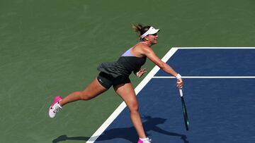 Paula Badosa saca ante Viktorija Golubic en el US Open.