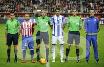 El árbitro Fernández Borbalán acompañado por sus asistentes Cabañero Martínez y Canelo Prieto, el cuarto árbitro Muñiz Ruiz y los capitanes Lora y Xabi Prieto.
