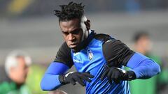 Duv&aacute;n Zapata durante el calentamiento del Atalanta antes de enfrentar a Milan por Serie A.