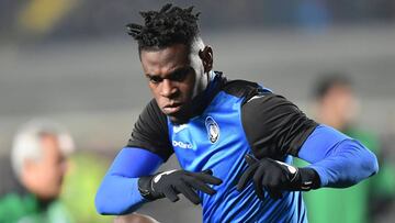 Duv&aacute;n Zapata durante el calentamiento del Atalanta antes de enfrentar a Milan por Serie A.