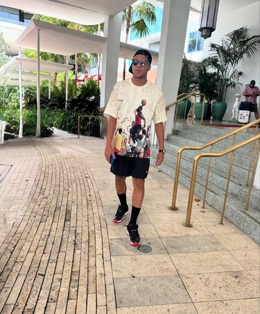 Vinicius Jr hits the beach with friends: the rich and famous on vacation