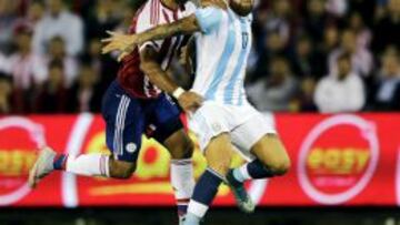 Dario Lezcano pugna por un balón con Nicolás Otamendi.