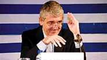 DANI SALUDA A LA JUNTA. El presidente fue aclamado tras su intervención y saludó a los accionistas que, como siempre, se movilizaron para dar fe de su españolismo.