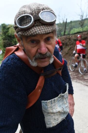 El ciclista italiano Luciano Berruti, de 74 años, durante la carrera que se creó en 1997 para salvaguardar la Strade Bianche de la Toscana. Empieza y termina en Gaiole, pueblo de la provincia de Siena.