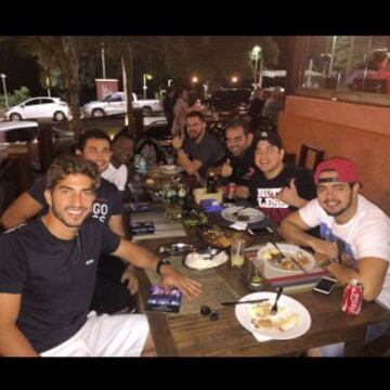 Lucas Silva con un grupo de amigos.