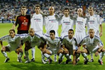 El Real Madrid vivió su época galáctica durante los primeros años del nuevo milenio. De la mano de su presidente, Florentino Pérez, los merengues contrataron a grandes estrellas del balompié como Luis Figo, Zinedine Zidane, Ronaldo y David Beckham. Los nuevos elementos, sumados a Roberto Carlos, Iker Casillas y Raúl, conformaron una constelación de gran talento, por lo que fueron apodados, ‘Los Galácticos’.