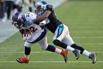 Thomas Davis, linebacker de Panthers, placando a CJ Anderson.