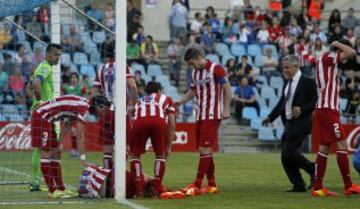 El delantero del Atlético de Madrid Diego Costa , se golpea la pierna con el poste tras marcar el segundo gol ante el Getafe
