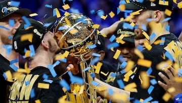 OKLAHOMA CITY, OKLAHOMA - JUNE 22: Alex Caruso #9 of the Oklahoma City Thunder celebrates with the Larry O'Brien Championship Trophy after defeating the Indiana Pacers 103-91 in Game Seven of the 2025 NBA Finals at Paycom Center on June 22, 2025 in Oklahoma City, Oklahoma. NOTE TO USER: User expressly acknowledges and agrees that, by downloading and or using this photograph, User is consenting to the terms and conditions of the Getty Images License Agreement. Matthew Stockman/Getty Images/AFP (Photo by MATTHEW STOCKMAN / GETTY IMAGES NORTH AMERICA / Getty Images via AFP)