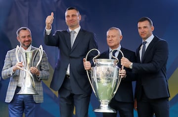 Vitali Klitschko, alcalde de Kiev y exboxeador, Andriy Pavelko, presidente de la Federación Ucraniana de Fútbol, Andriy Shevchenko e Iya Andrushchak. 