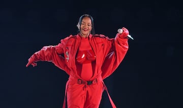 La artista nacida en Barbados protagonizó sola el Halftime Show del Super Bowl LVII del Estadio de la Universidad de Phoenix.