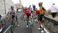 Primoz Roglic se monta en la bicicleta tras su ca&iacute;da en la 19&ordf; etapa de la Vuelta a Espa&ntilde;a 2019 entre &Aacute;vila y Toledo.