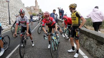 Primoz Roglic se monta en la bicicleta tras su ca&iacute;da en la 19&ordf; etapa de la Vuelta a Espa&ntilde;a 2019 entre &Aacute;vila y Toledo.