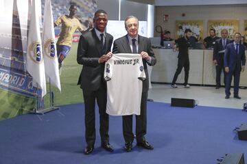 El jugador brasileño ha sido presentado en el estadio Santiago Bernabéu de la mano del presidente Florentino Pérez y acompañado de su familia.
