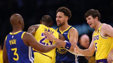 Klay Thompson saluda a LeBron James durante un Lakers-Warriors de la pasada temporada. Ahora podrían ser compañeros.