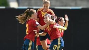 Luc&iacute;a Garc&iacute;a es felicitada por sus compa&ntilde;eras tras marcar un gol en el &uacute;ltimo Europeo Sub-17 donde Espa&ntilde;a se proclam&oacute; campeona. 