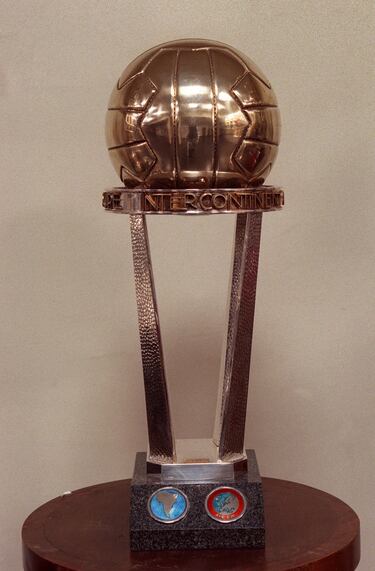 El nacimiento de la Copa Intercontinental como competición internacional se gestó en 1958. El Real Madrid monopolizaba las victorias en la Copa de Europa, cuando en el Congreso de la Confederación Sudamericana de Fútbol celebrado en Río de Janeiro se aprobó organizar un torneo similar entre los campeones suramericanos. Sudámerica necesitaba un campeón al igual que Europa tenía el suyo. Ese mismo año, el secretario general de la UEFA, Henry Delaunay solicitó al brasileño José Ramos de Freitas, presidente de la Confederación Suramericana, organizar una doble confrontación anual entre los dos campeones intercontinentales. Europa tenía un campeón continental, el Real Madrid, pero Sudamerica necesitaba crear un torneo para que de ahí saliera su campeón. Se estaba gestando la futura Copa Libertadores, aunque diversos problemas surgidos durante ese año, impidieron su arranque en esa temporada. En 1959, en el XXIV Congreso de fútbol suramericano, se resolvieron los últimos detalles: organización, reglamento, participantes y fechas. La Copa Libertadores dio sus primeros pasos en 1960, con la participación de siete equipos de diez países diferentes. El Peñarol se impuso en la final al Olimpia paraguayo. Ya había rival para aceptar el reto y para que la competición viera la luz. De la eliminatoria entre el Real Madrid y el Peñarol uruguayo saldría el primer campeón de esta competición. En un principio, hasta la rectificación de 1980 en la que se fijó a un único encuentro en Tokio, la Intercontinental se disputaba a doble partido, uno en cada continente...