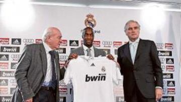 <b>PUESTA DE LARGO. </b>'Lass' Diarra posa con su nueva camiseta en presencia de Di Stéfano y Calderón.