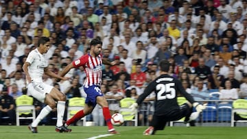 Diego Costa ante la gran ocasi&oacute;n que tuvo ante Courtois.