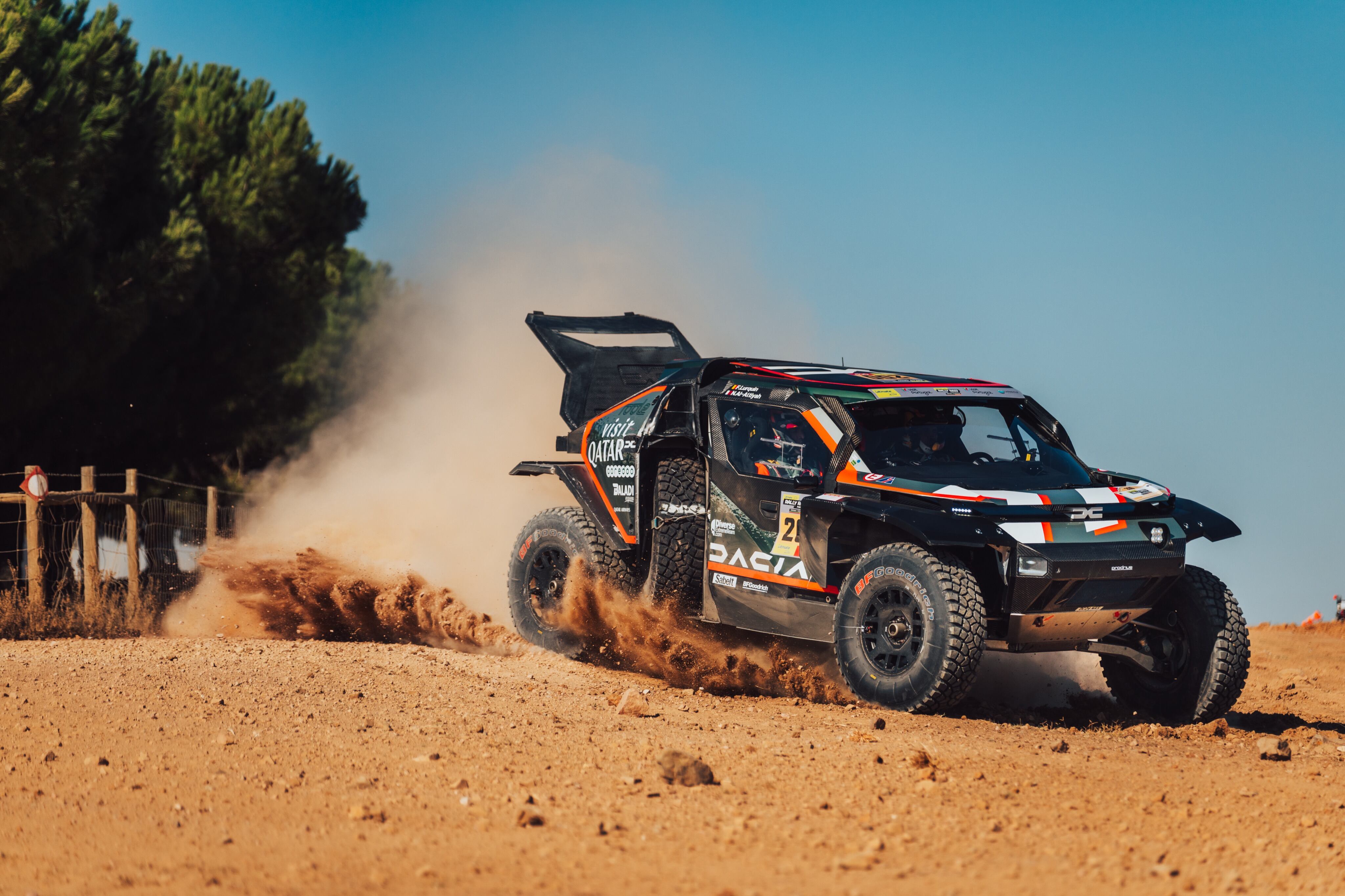 Nasser Al Attiyah con el Dacia del Dakar, durante el Rally de Portugal.