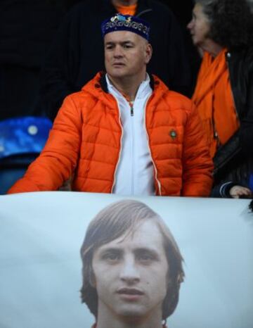 Holanda homenajeó a Cruyff.