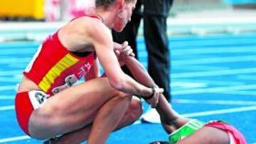 <b>GESTO DEPORTIVO. </b>Natalia con Gelete Burka, tras la carrera.