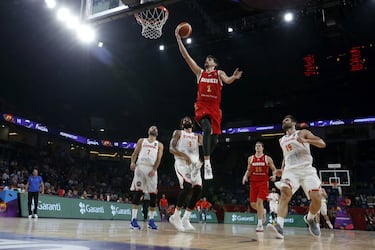 El base ruso Aleksei Shved entra a canasta ante los jugadores de la seleccin espa?ola de baloncesto Juan Carlos Navarro, Ricky Rubio y Fernando San Emeterio.