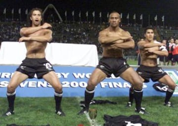 Con su selección, los míticos All Blacks de Nueva Zelanda, consiguió la medalla de plata en la Copa del Mundo de 1995 celebrada en Sudáffrica y la de Oro en la Copa Mundial Sevens en Mar de Plata en 2001.
En la imagen, la mítica haka neozelandesa.