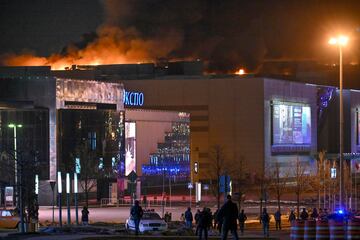 El Crocus City Hall, a las afueras de Moscú, en llamas tras el atentado perpetrado por un grupo de personas vestidas camuflaje y armas de asalto.