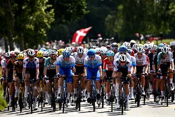 El pelotón durante la segunda etapa del Tour de Francia 2022.