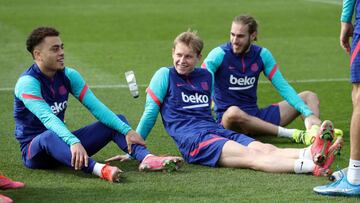 Dest, De Jong y Mingueza, sonrientes, al t&eacute;rmino de la sesi&oacute;n de entrenamiento de ayer.