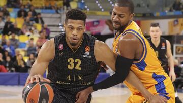 GRAFCAN530. LAS PALMAS DSE GRAN CANARIA, 01/02/2019.-El jugador del AX Armani Exchange Olimpia de Milan Jeff Brooks (i) y el jugador del Herbalife Gran Canaria DJ Strawberry (d) durante el partido de Euroliga que ambos equipos disputaron este viernes en el Gran Canaria Arena, en LAs Palmas de Gran Canaria. EFE/Elvira Urquijo A.