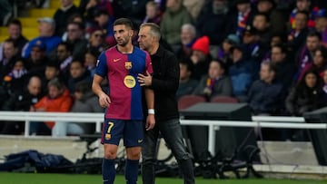 BARCELONA, 02/03/2025.- El entrenador del FC Barcelona, Hansi Flick (d), da instrucciones al delantero Ferran Torres (i) durante el partido de LaLiga EA Sports entre FC Barcelona y Real Sociedad, este domingo en el estadio Olímpico de Montjuic de Barcelona. EFE/ Alejandro García