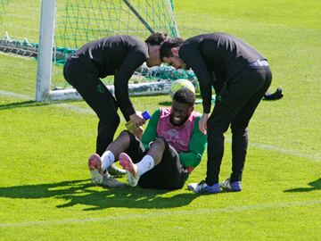 Sekou Gassama, del Racing, doliéndose de su mano derecha tras una caída en el entrenamiento.