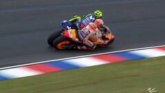 Primer plano: Marc Márquez choca con Valentino Rossi