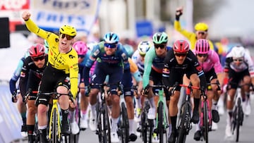 Matthew Brennan cruzando la línea de meta.