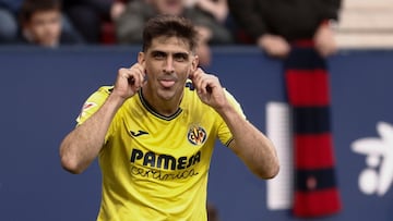 PAMPLONA, 24/11/2024.- El delantero del Villarreal Gerard Moreno celebra su gol de penalti contra Osasuna, durante el partido de la jornada 14 de LaLiga disputado entre Osasuna y Villarreal este domingo en el estadio de El Sadar. EFE/Jesús Diges