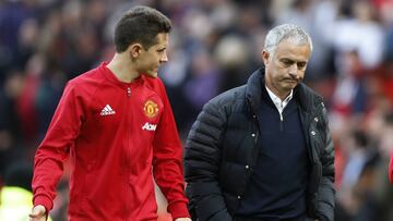 Ander Herrera y Mourinho hablan tras un partido en 2016