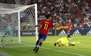 3-1. Marco Asensio celebró el tercer tanto de Saúl Ñíguez.