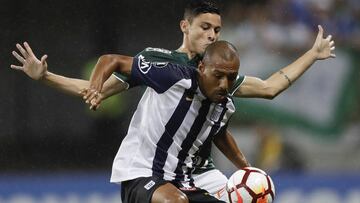 Luis Alberto Ramirez Lucay of Peru's Alianza Lima, front, fights for the ball with Diogo Barbosa of Brazil's Palmeiras, during a Copa Libertadores soccer match in Sao Paulo, Brazil, Tuesday, April 3, 2018. (AP Photo/Andre Penner)