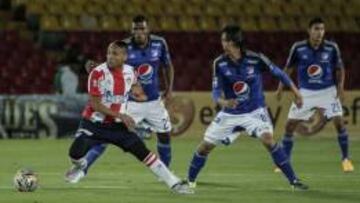 Elkin Blanco y Rafael Robayo marcando a Jarlan Barrera, en el último partido disputado en Bogotá.
